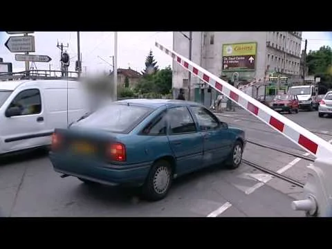 savoie : un car scolaire envole la polémique après un passage à niveau risqué doublé d’un comportement irresponsable